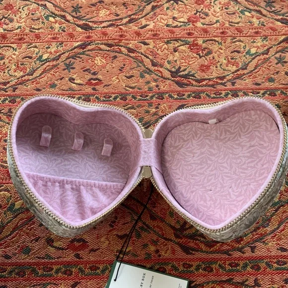 Brand new William & Morris travel jewelry box. - Picture 3 of 3